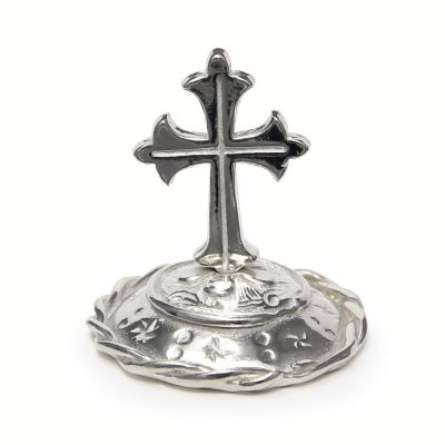 Fleur-de-lis cross ring stand in solid pewter on a domed rope-rim base, white background