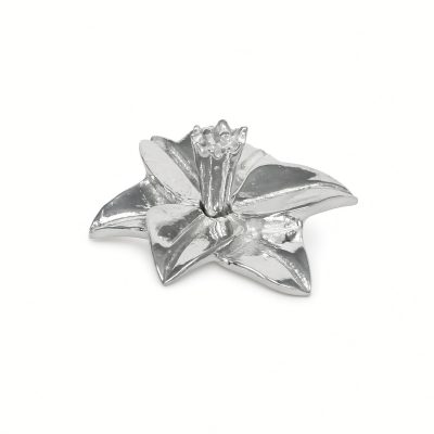 Daffodil ring holder in solid pewter, six pointed petals around a center trumpet, white background