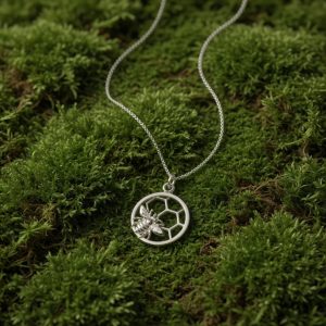 Bee Circle necklace in sterling silver